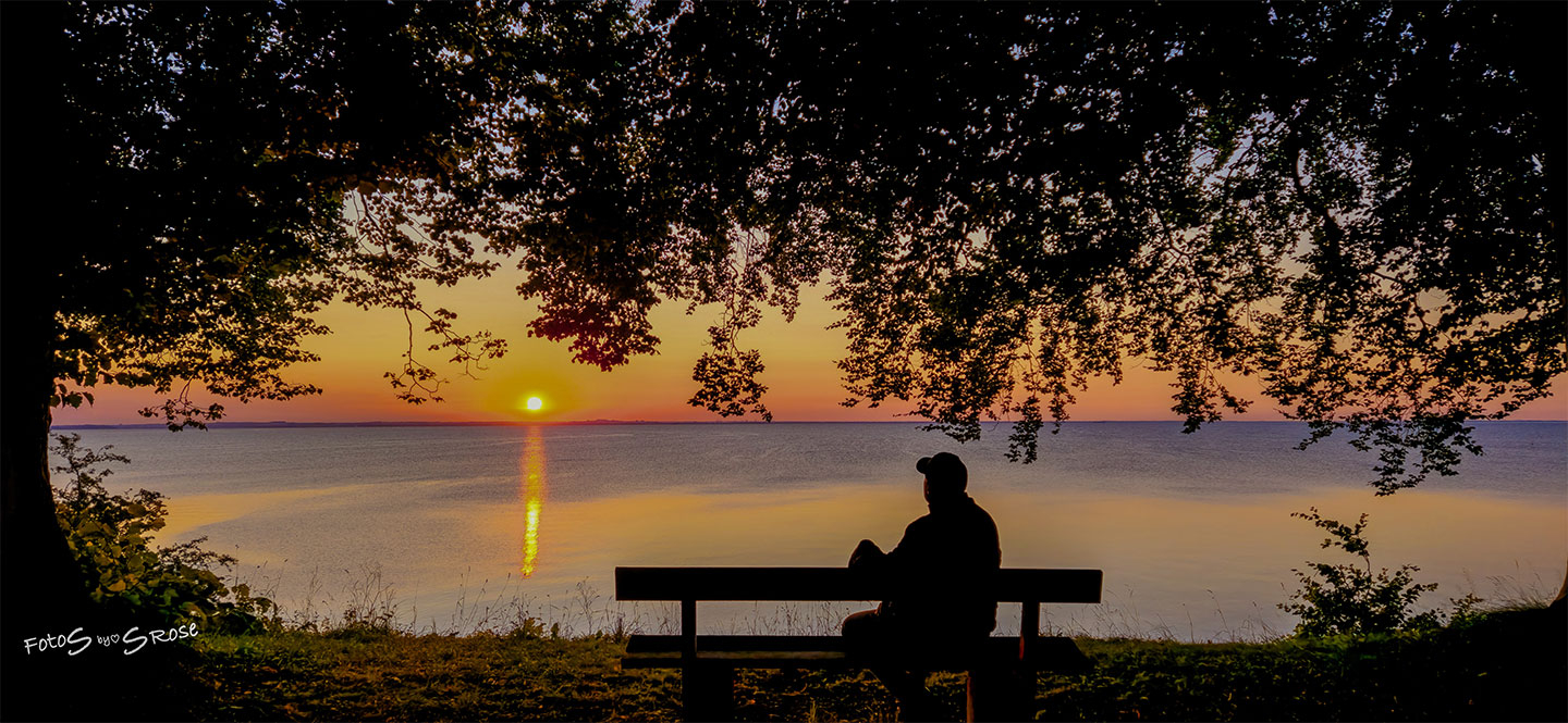 Køb Fredsfyldt Solopgang af FotoS by SRose - Pris 250.00 kr.