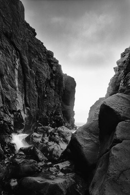 Image of Mellem klipper af Peter M Madsen