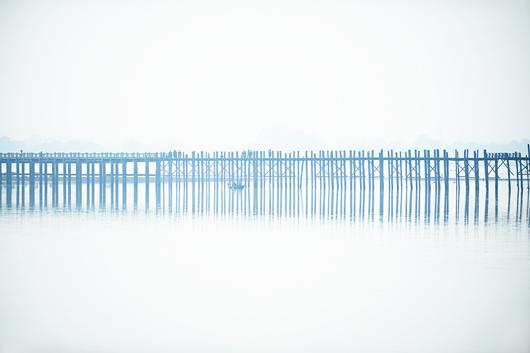 Image of U Bein Bridge in the fog af Julie Aucoin