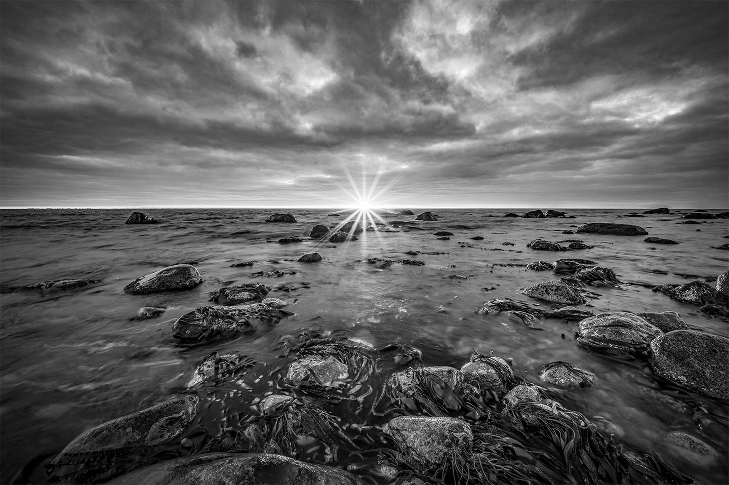 Køb Monochrome Sunset af Cato Johan Rød Photography - Pris 250.00 kr. Køb Monochrome Sunset af Cato Johan Rød Photography - Pris 250.00 kr.