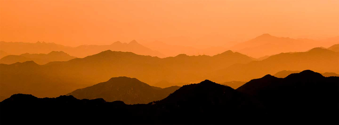 Sunset over the mountains af Rasmus Gundorff Sæderup