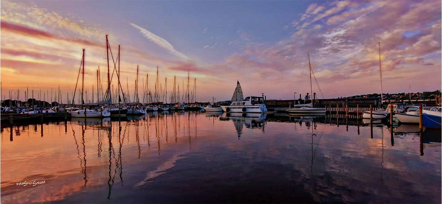 Køb Roskilde Havn i Solnedgang af FotoS by SRose - Pris 250.00 kr. Køb Roskilde Havn i Solnedgang af FotoS by SRose - Pris 250.00 kr.