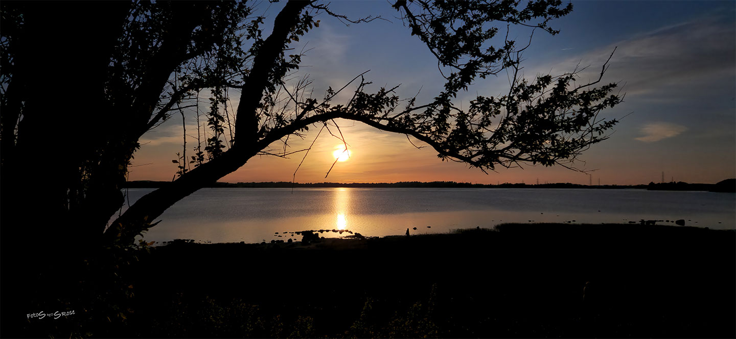 Køb Solen Ga%CC%8Ar Ned af FotoS by SRose - Pris 250.00 kr. Køb Solen Ga%CC%8Ar Ned af FotoS by SRose - Pris 250.00 kr.