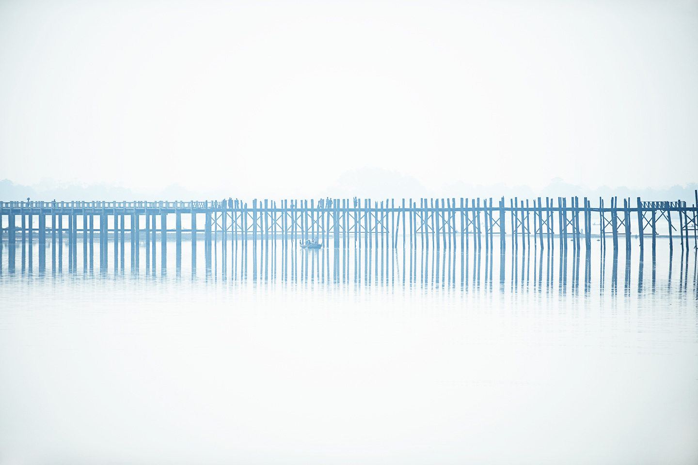 Se U Bein Bridge in the fog af Julie Aucoin hos Illux.dk